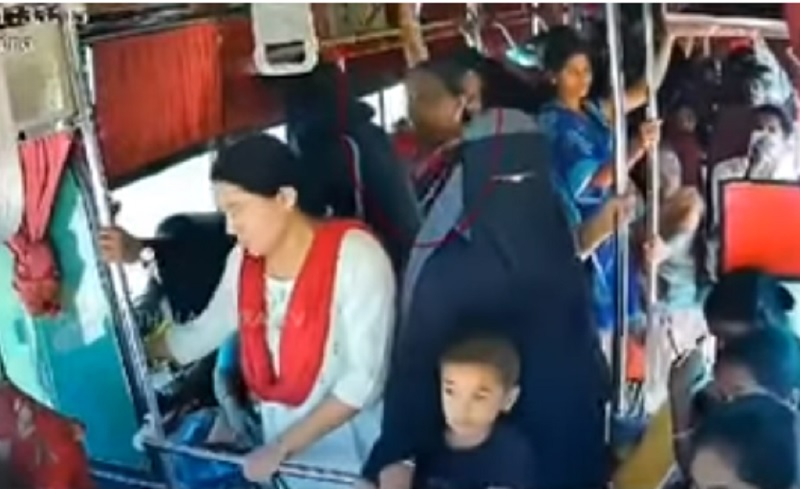 ஓடும் பேருந்தில் இருந்து தவறி விழுந்த பெண் பயணி!