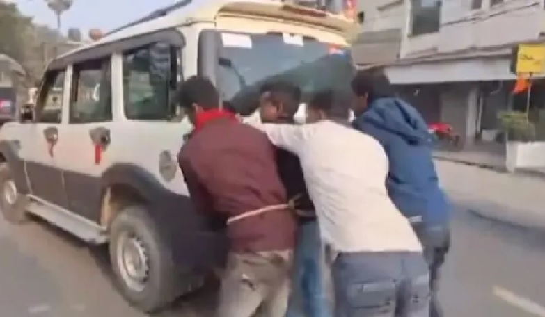 கைதிகளை அழைத்துக் கொண்டு வாகனத்தைத் தள்ளச் செய்த காவலர்கள்!