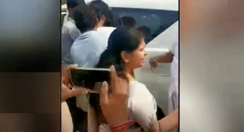 விபத்தில் சிக்கிய இளைஞரை மீட்டு மருத்துவமனைக்கு அனுப்பி வைத்த கனிமொழி எம்.பி.!