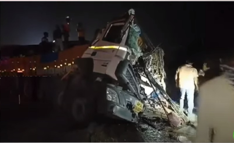 பேருந்து மீது லாரி மோதி கோர விபத்து- 8 பேர் உயிரிழப்பு!