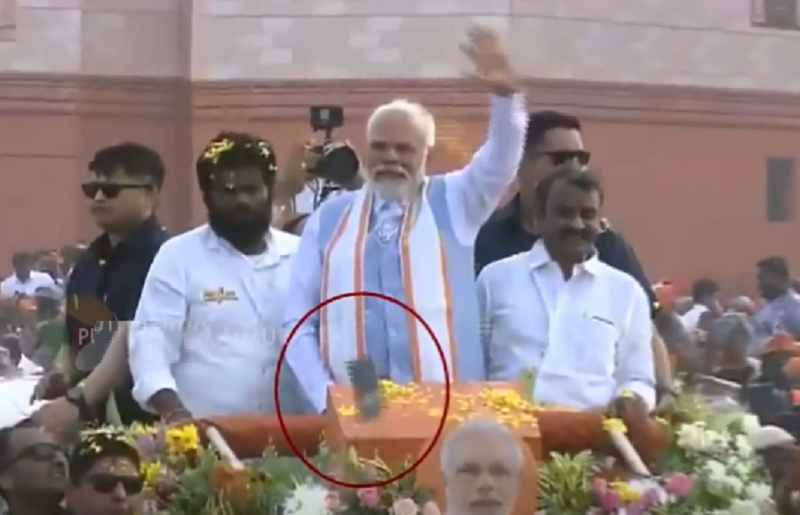 பிரதமர் வாகனத்தின் மீது மலர்களுடன் வீசப்பட்ட செல்போன்!