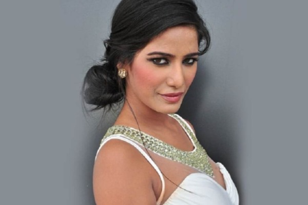 செல்ஃபி எடுப்பது போன்று பிரபல நடிகையிடம் அத்துமீறிய இளைஞர்!