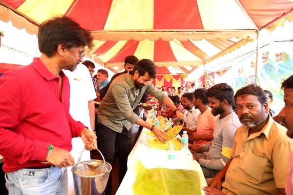 கேக் மட்டும் இல்ல.... பிரியாணி விருந்துடன் பிறந்த நாளை கொண்டாடிய சிவகார்த்திகேயன்!