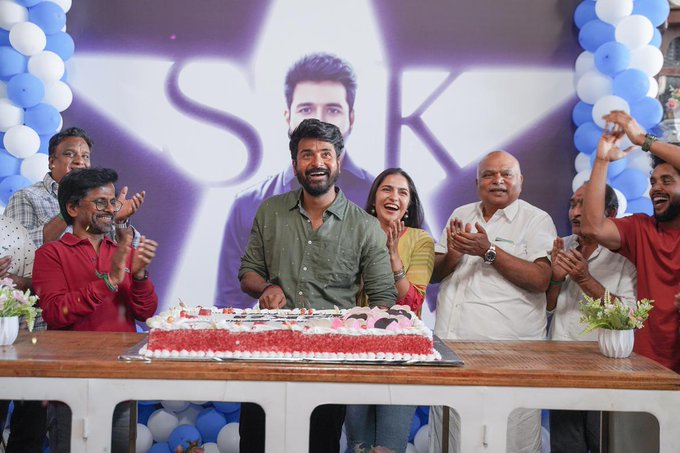 கேக் மட்டும் இல்ல.... பிரியாணி விருந்துடன் பிறந்த நாளை கொண்டாடிய சிவகார்த்திகேயன்!