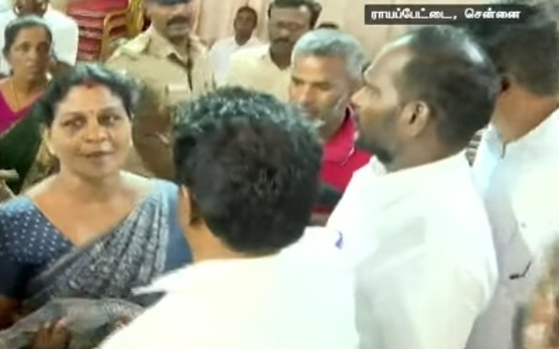 அமைச்சரிடம் மடிப்பிச்சைக் கேட்ட ஆசிரியை!
