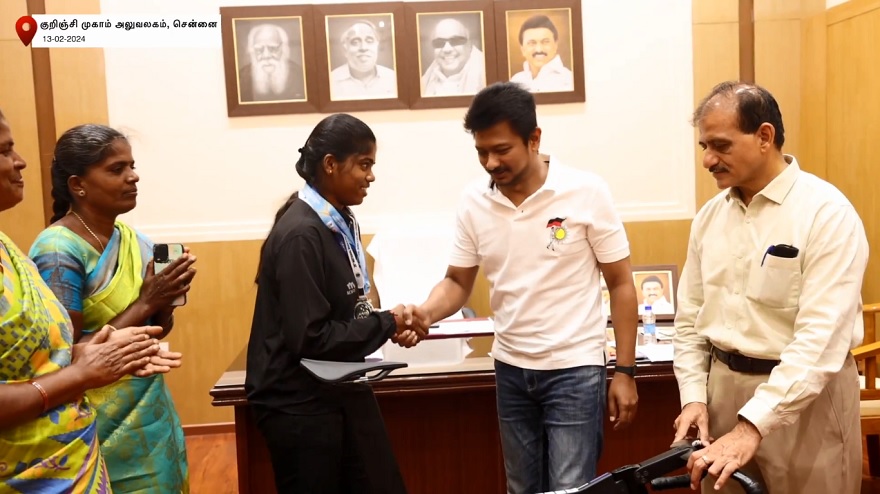 பதக்கங்களைக் குவித்த வீராங்கனைக்கு விலையுயர்ந்த சைக்கிளை வழங்கிய அமைச்சர் உதயநிதி!