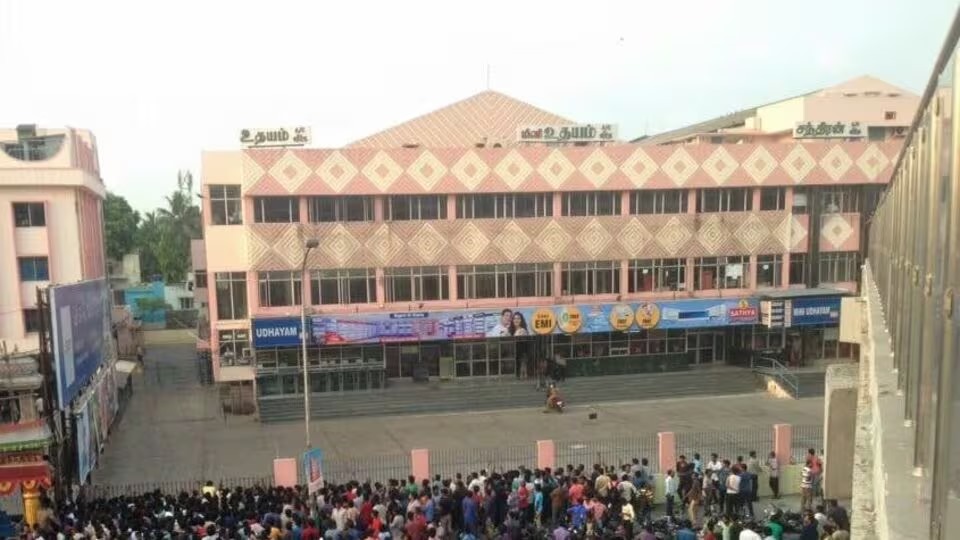 சென்னையின் அடையாளமாய் திகழ்ந்த உதயம் தியேட்டரை மூடல்..... ரசிகர்கள் அதிர்ச்சி!