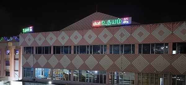 மூடப்படும் உதயம் திரையரங்கம்...... வருத்தம் தெரிவித்த வைரமுத்து!