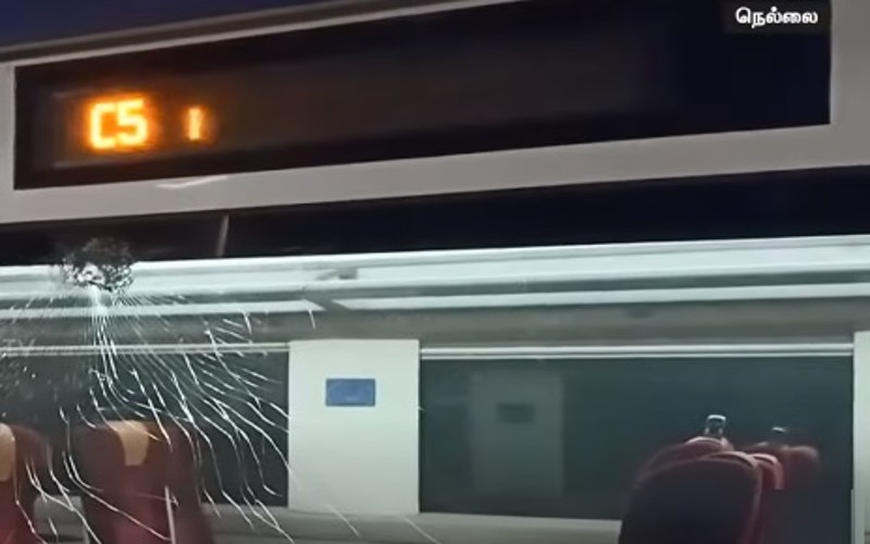 வந்தே பாரத் ரயில் கண்ணாடிகளை பதம்பார்த்த மர்ம நபர்கள்!