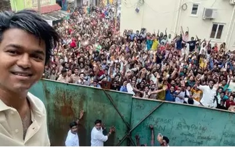 செல்போனில் ரசிகர்களுடன் செல்பி எடுத்துக் கொண்ட நடிகர் விஜய்!