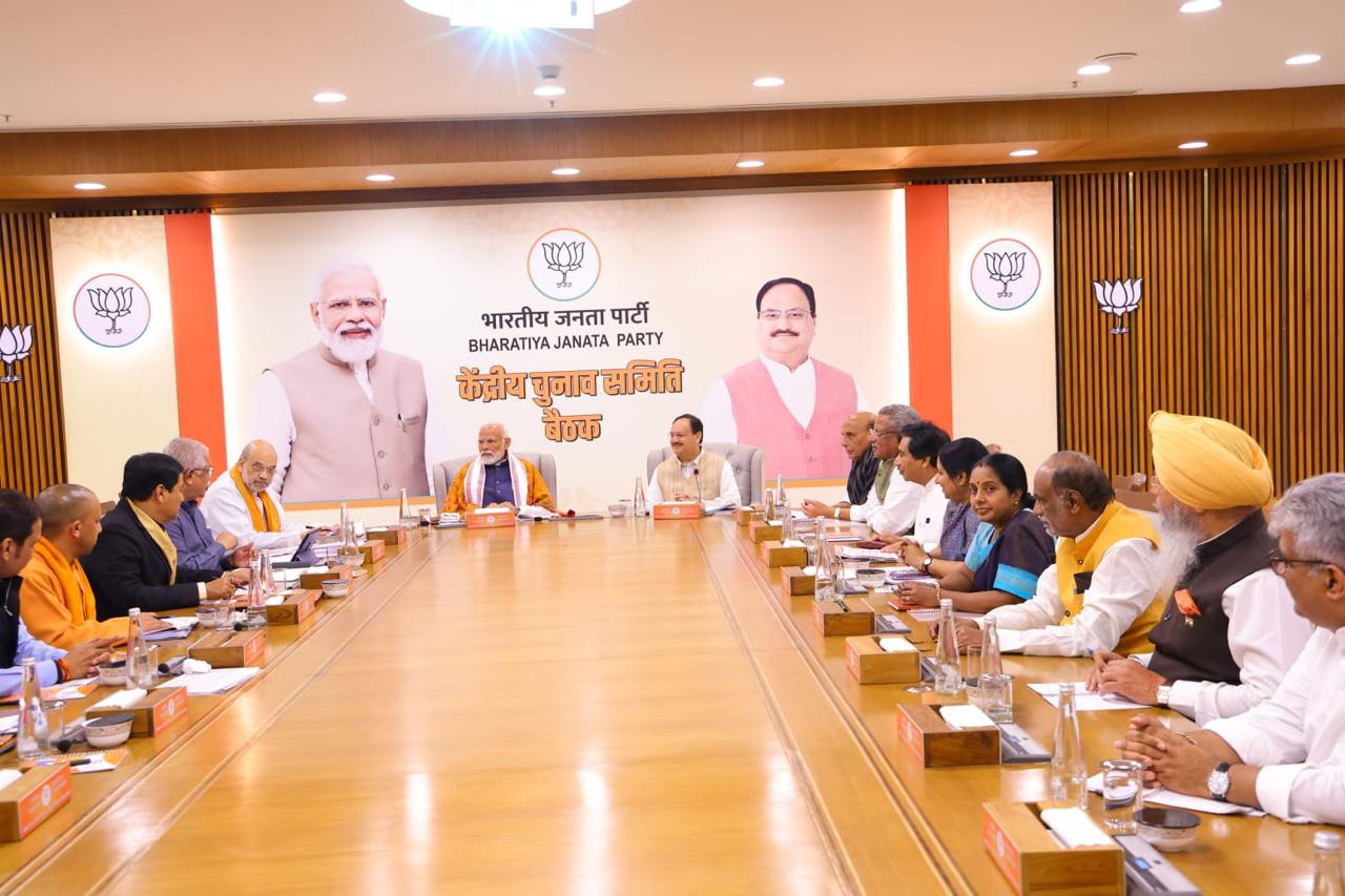 இரவு பகல் பாராமல் கடுமையாக உழைக்கும் பிரதமர்- புகழும் நெட்டிசன்கள்..!!