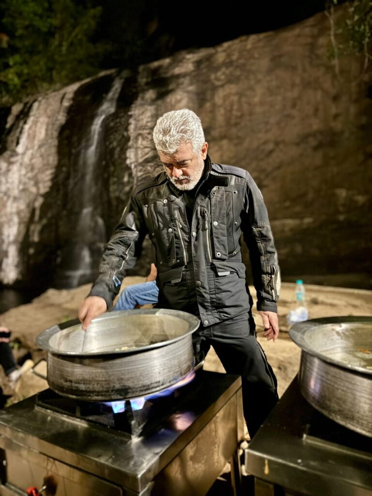 நண்பர்களுடன் சமைத்து சாப்பிட்ட நடிகர் அஜித்!