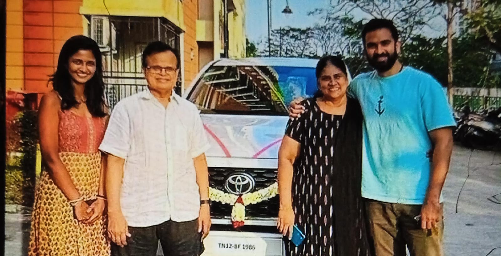 தாய், தந்தைக்கு விலை உயர்ந்த சர்ப்ரைஸ் கிஃப்ட் கொடுத்த அசோக் செல்வன்!