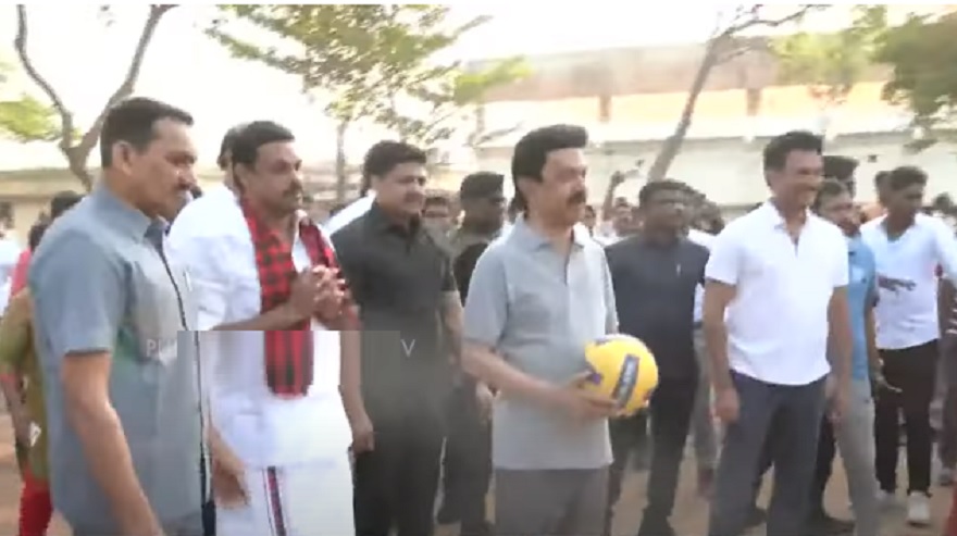 வாக்குச் சேகரிப்பின் போது வாலிபால் விளையாடிய முதலமைச்சர் மு.க.ஸ்டாலின்!