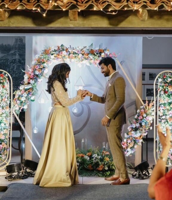 தனது உயிர் தோழியை நிச்சயதார்த்தம் செய்து கொண்ட பிரபல இளம் நடிகர்!