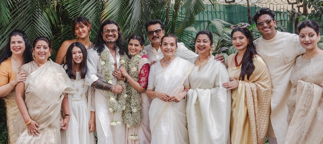 விரைவில் நடைபெறும் வரலட்சுமி திருமணம்..... முதல் பட இயக்குனருக்கு அழைப்பு! 