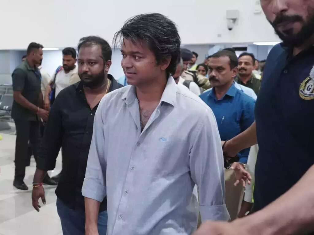 மாற்றுத்திறனாளி ரசிகரைக் கண்டு விஜய் செய்த நெகழ்ச்சி செயல்!