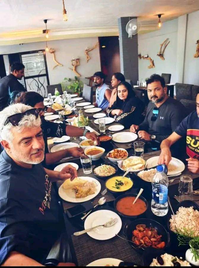 கேரளாவில் நண்பர்களுடன் பிரியாணி சமைத்து சாப்பிடும் அஜித்!