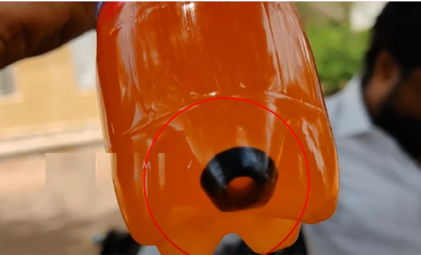 பிரபலமான குளிர்பான பாட்டிலுக்குள் ரப்பர் பொருள்!