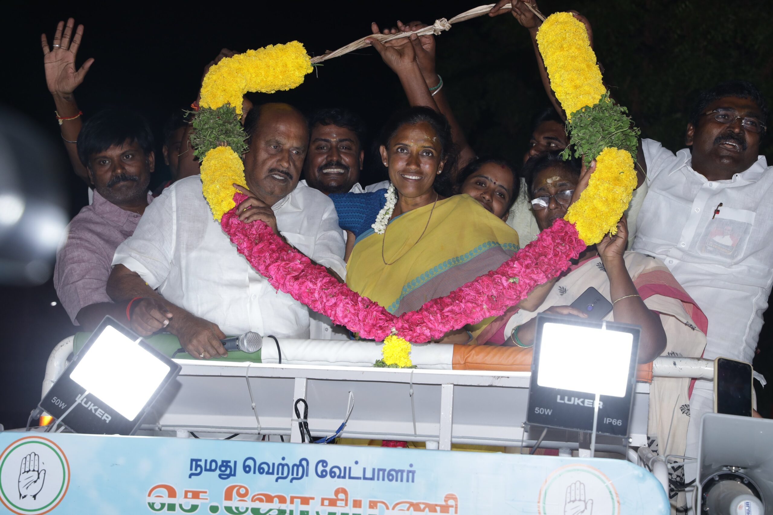 காரை வழிமறித்து ஜோதிமணியுடன் அ.தி.மு.க. தொண்டர்கள் கடும் வாக்குவாதம்!