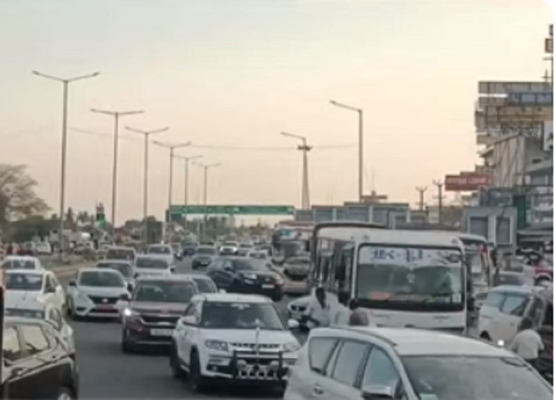 சொந்த ஊரில் இருந்து சென்னை திரும்பிய மக்கள்....சுங்கச்சாவடிகளில் கடும் போக்குவரத்து நெரிசல்!