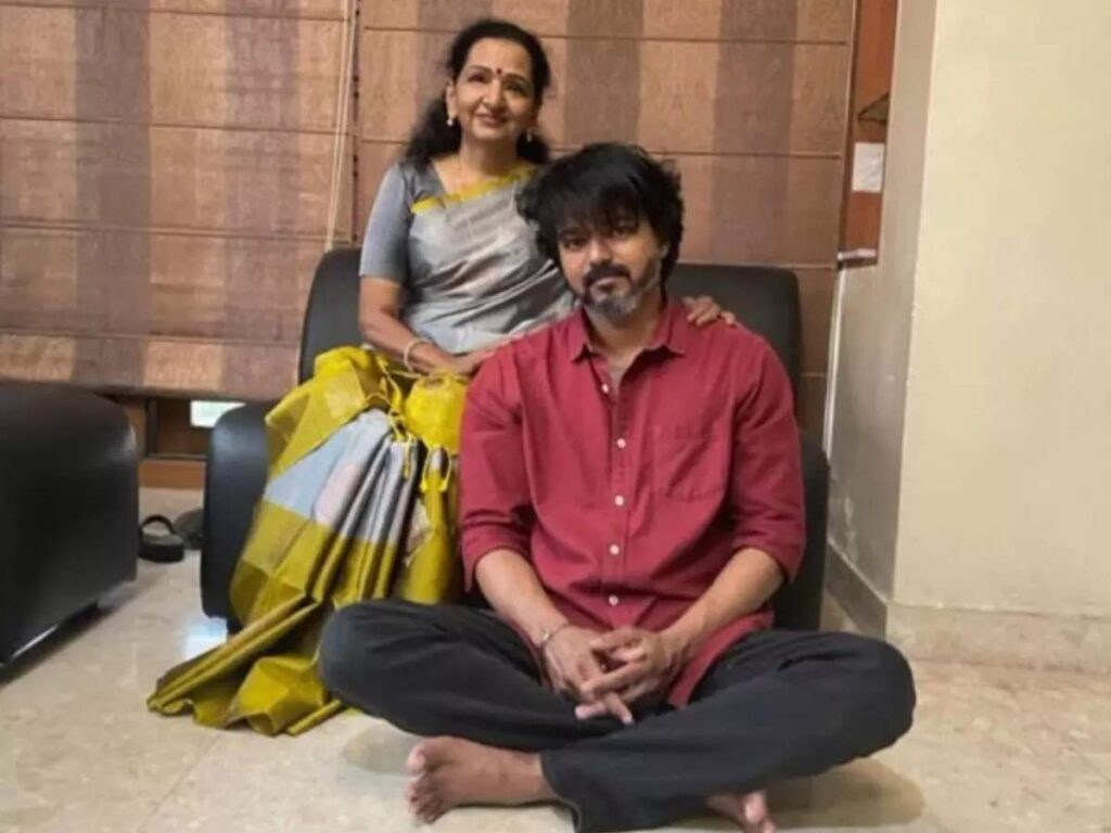 தளபதி விஜய் அம்மாவுடன் நடிகர் ராகவா லாரன்ஸ்...... சாய்பாபா கோவிலில் சாமி தரிசனம்!