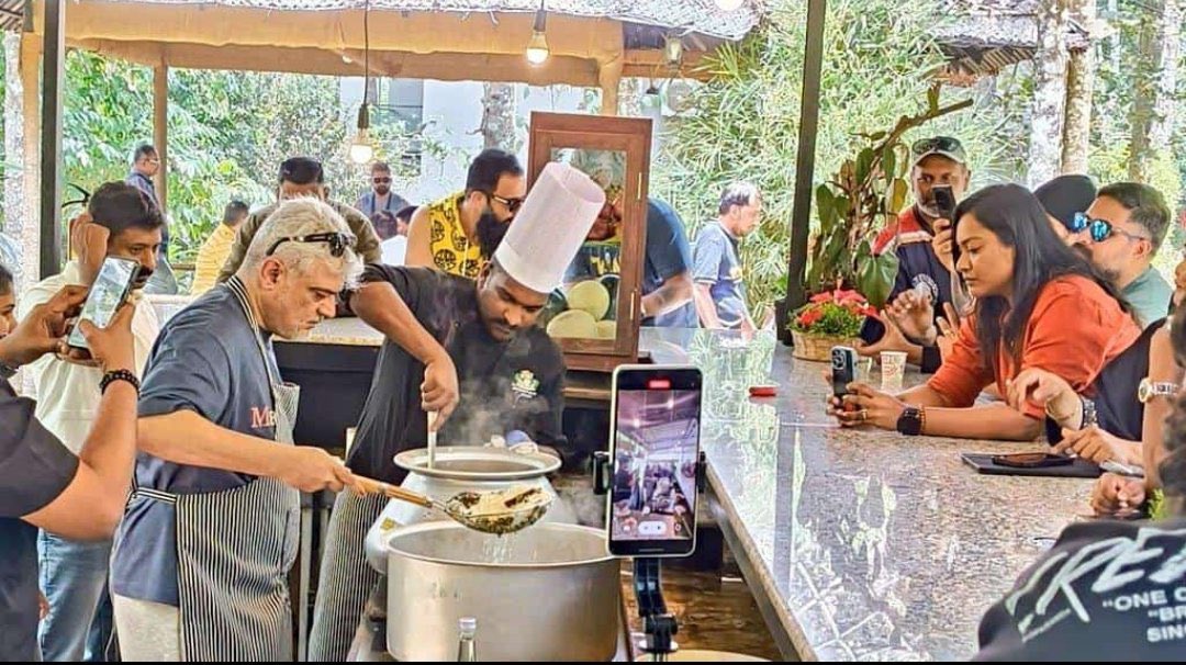 கேரளாவில் நண்பர்களுடன் பிரியாணி சமைத்து சாப்பிடும் அஜித்!