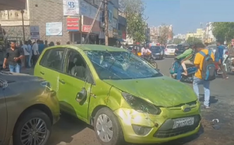 சாலையில் தறிகெட்டு ஓடிய கார் மோதி விபத்து!