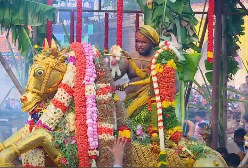 பச்சை பட்டு உடுத்தி வைகை ஆற்றில் இறங்கினார் கள்ளழகர்!