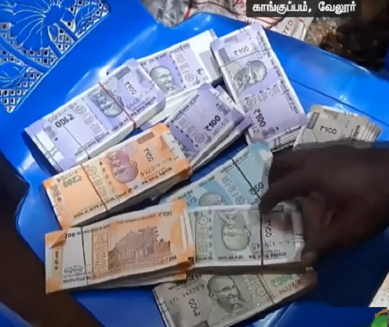 மொட்டை மாடியில் சிதறிக் கிடந்த ரூபாய் நோட்டுகளை கைப்பற்றிய தேர்தல் பறக்கும் படை அதிகாரிகள்!