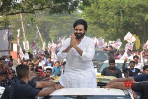 ஆயிரக்கணக்கான தொண்டர்களுடன் புழுதிப் பறக்கச் சென்ற பவன் கல்யாண்!