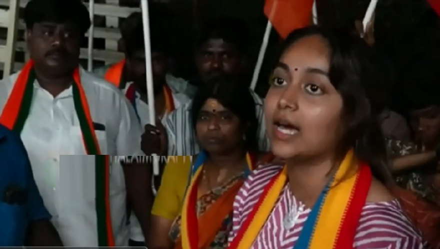 சௌமியா அன்புமணிக்காக வாக்குச் சேகரித்த மகள்கள்!