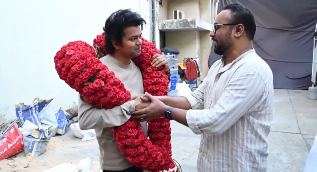 விஜய்யை சந்தித்த கில்லி பட வெளியீட்டாளர்… மாலை அணிவித்து வாழ்த்து…