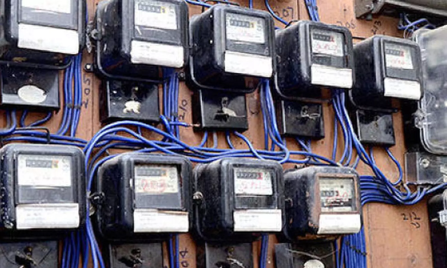 ஒன்றுக்கும் மேற்பட்ட மின்சார இணைப்புகள் - வீடு, வீடாக சென்று ஆய்வு