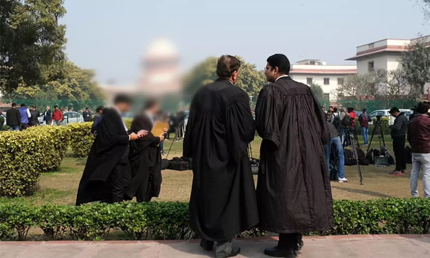 கருப்பு நிற கவுன் அணிவதிலிருந்து விலக்கு தரக் கோரி மனு