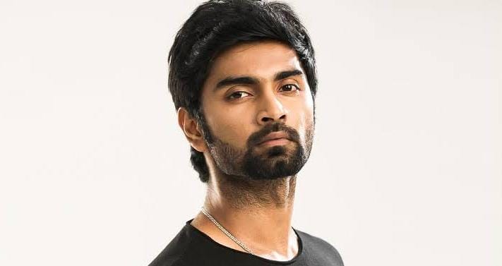 தனுஷின் ஸ்டைலை பின்பற்றும் நடிகர் அதர்வா!