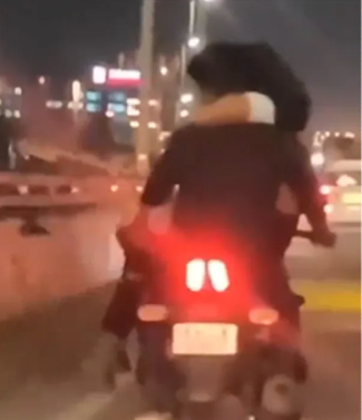 பெங்களூரு : பெண்ணை மடியில் வைத்துக்கொண்டு பைக் ஓட்டிய  நபர்