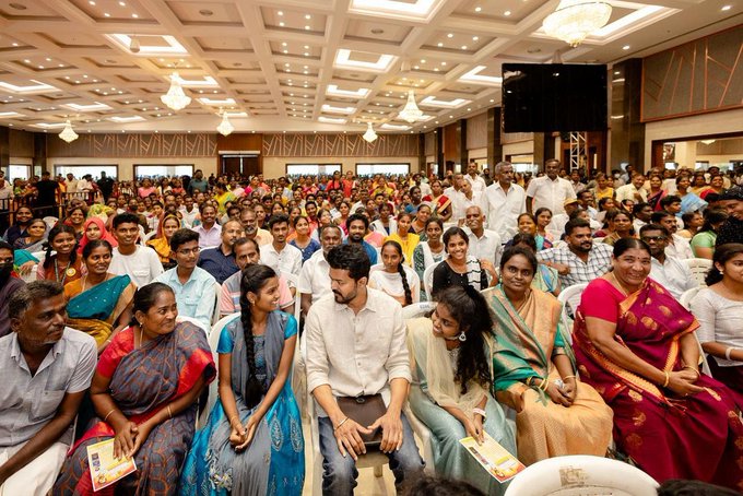 10, +2 - முதல் மூன்று இடங்களை பிடித்த மாணவர்களை சந்திக்க உள்ளார் விஜய்