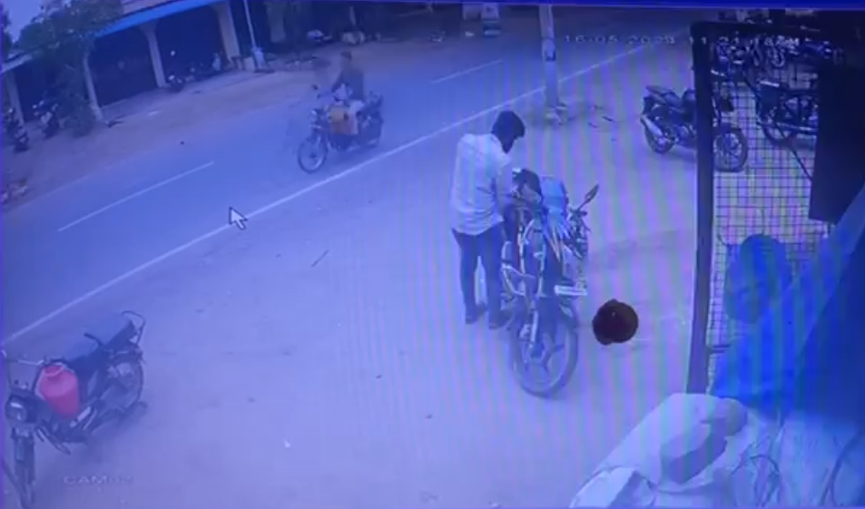 வாலிபர் ஒருவர் இருசக்கர வாகனத்தின் பெட்டியை திறந்து பணத்தை திருடும் சிசிடிவி காட்சி