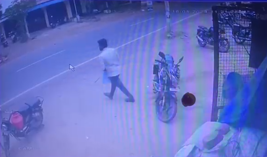 வாலிபர் ஒருவர் இருசக்கர வாகனத்தின் பெட்டியை திறந்து பணத்தை திருடும் சிசிடிவி காட்சி