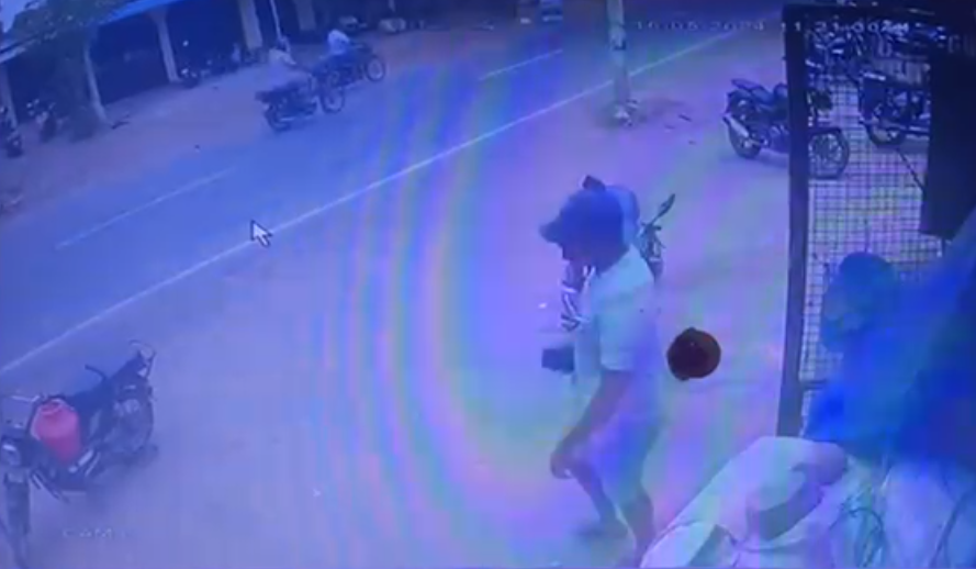 வாலிபர் ஒருவர் இருசக்கர வாகனத்தின் பெட்டியை திறந்து பணத்தை திருடும் சிசிடிவி காட்சி