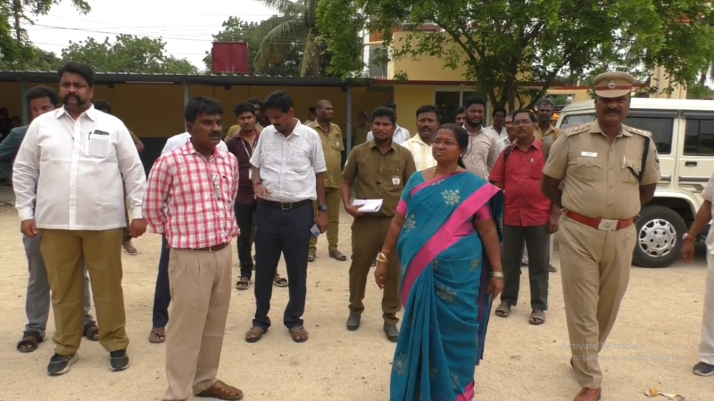 தனியார் பள்ளி வாகனங்களை வருவாய் கோட்டாட்சியர் ஆய்வு