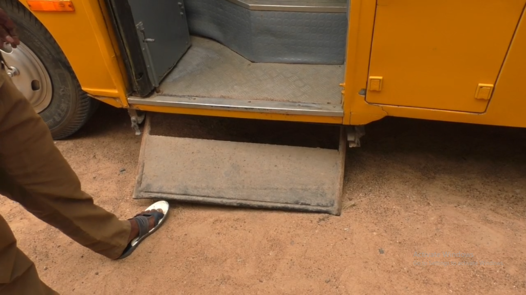 தனியார் பள்ளி வாகனங்களை வருவாய் கோட்டாட்சியர் ஆய்வு