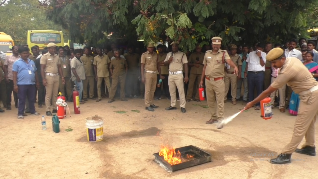 தனியார் பள்ளி வாகனங்களை வருவாய் கோட்டாட்சியர் ஆய்வு