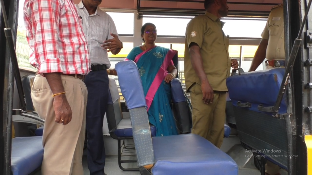 தனியார் பள்ளி வாகனங்களை வருவாய் கோட்டாட்சியர் ஆய்வு