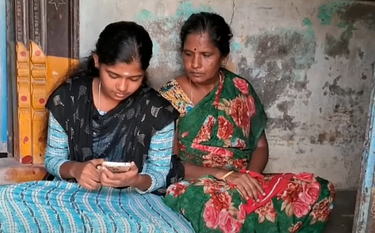 தந்தை இறந்த நிலையில் தேர்வு எழுதிய மாணவி 474/600