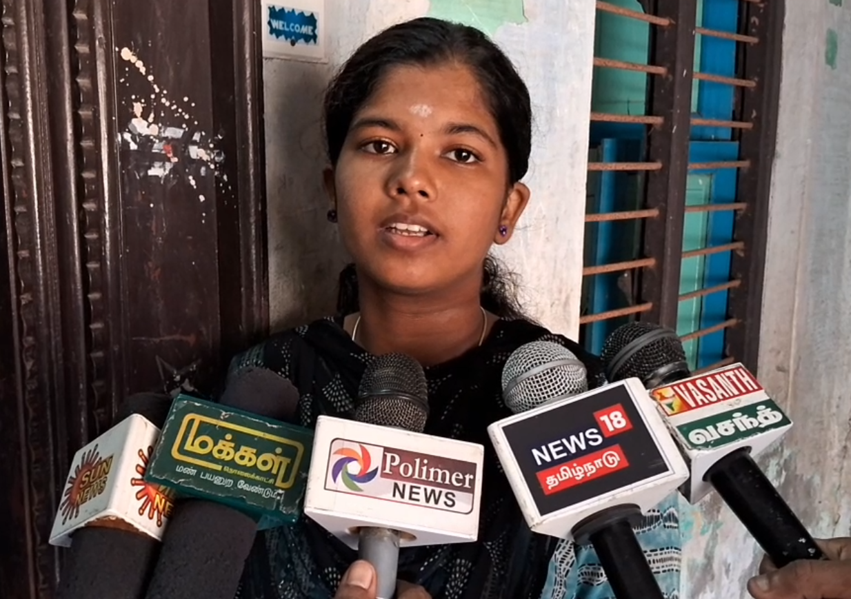 தந்தை இறந்த நிலையில் தேர்வு எழுதிய மாணவி 474/600