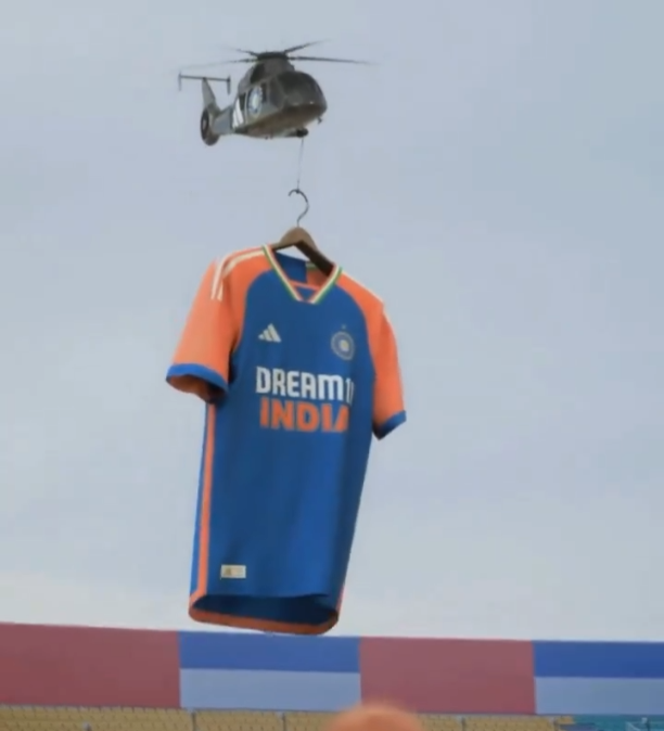 இந்திய அணி சீருடை காவி இடம்பெற்றதால் விமர்சனம்