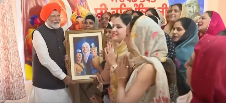 கிச்சடி கிண்டியும், சப்பாத்தி உருட்டியும் மோடி வாக்கு சேகரிப்பு