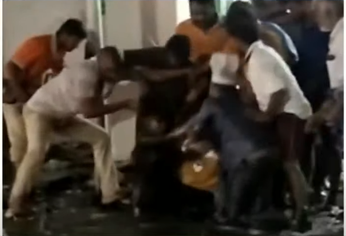 சேலத்தில் கால்வாய்க்குள் விழுந்த இளைஞரால் பரபரப்பு